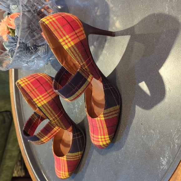 Ann Marino yellow and red plaid Mary Jane heels. Size 7 - Picture 6 of 6